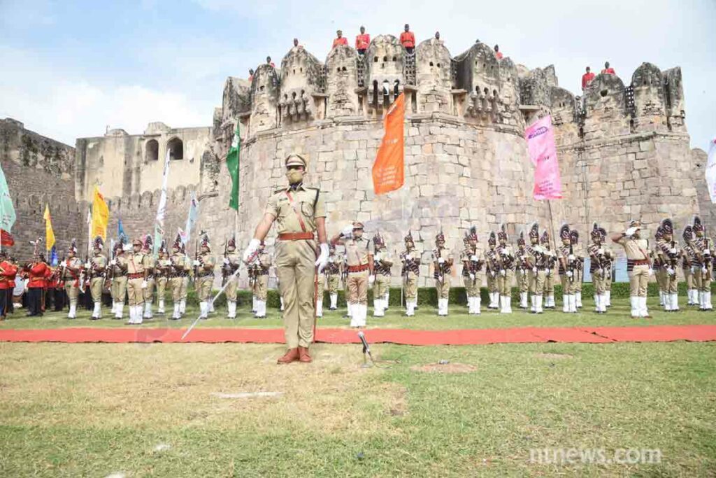 గోల్కొండ కోట‌లో జెండా పండుగ‌కు ఏర్పాట్లు