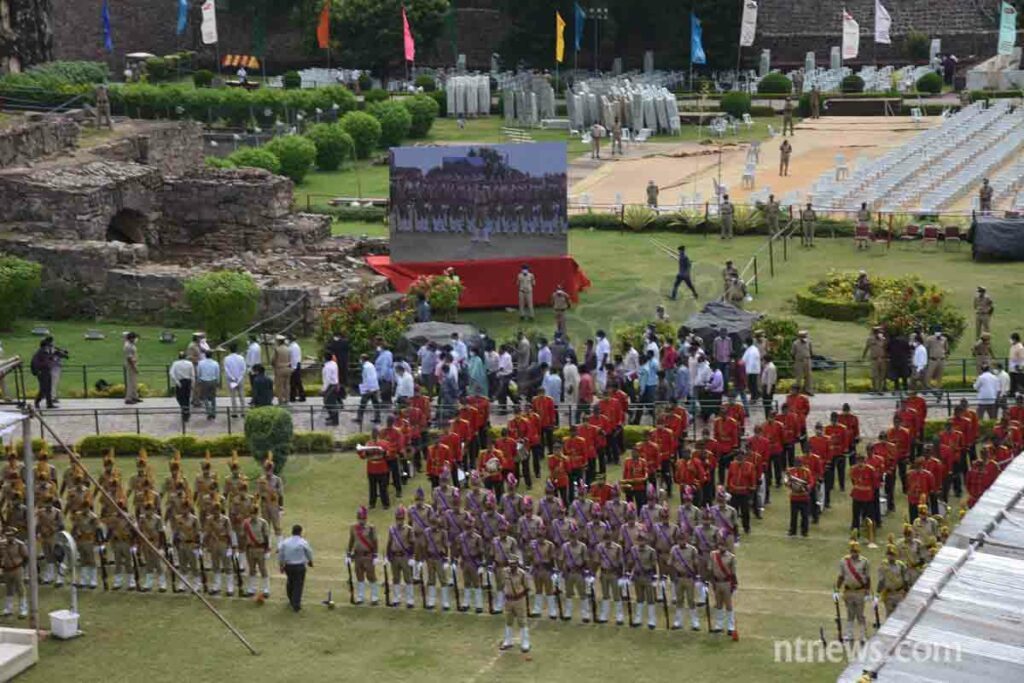 గోల్కొండ కోట‌లో జెండా పండుగ‌కు ఏర్పాట్లు