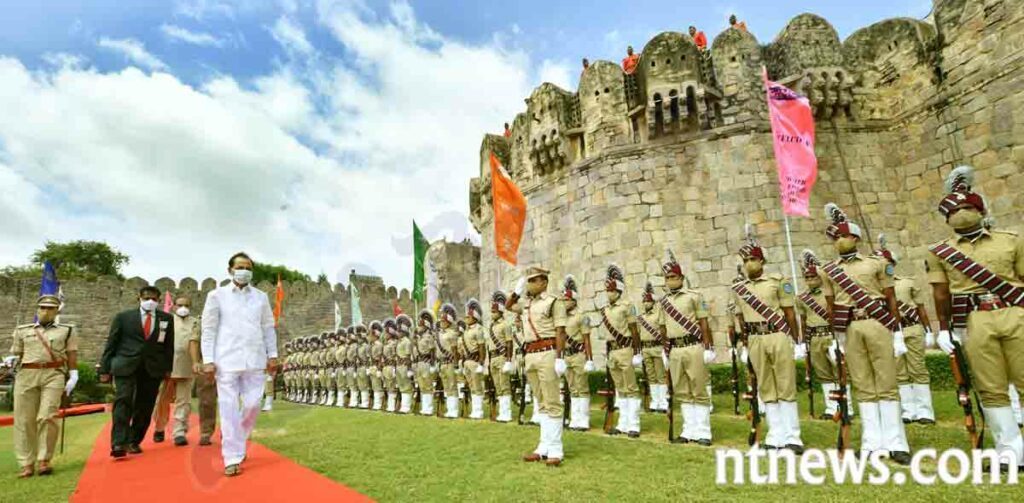 75th independence day | గోల్కొండ కోటపై జాతీయ జెండా ఎగురవేసిన సీఎం కేసీఆర్‌