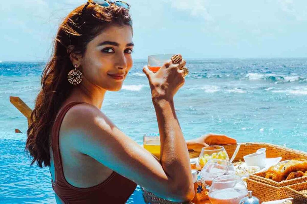 pooja hegde enjoying floating breakfast