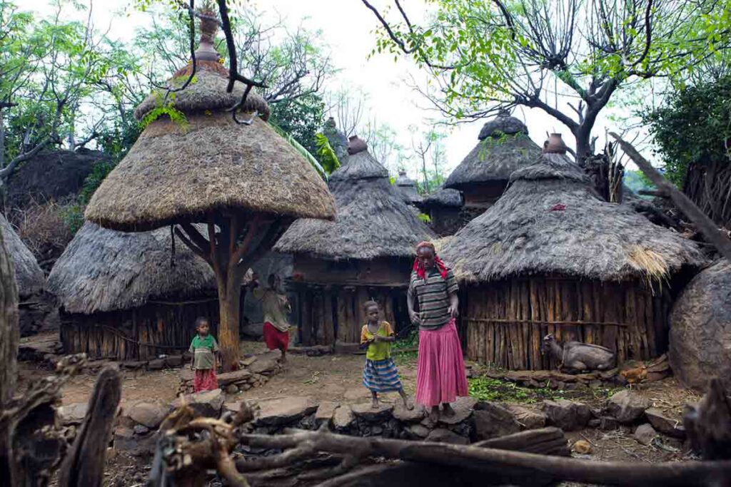 shonke village in Ethiopia |  ఇథియోపియాలోని అమ్హారా అనే ప్రాంతంలో షోంకే అనే ప‌ర్వ‌త శిఖ‌రంపై ఓ గ్రామం ఉంది. దాని పేరు షోంకే. 